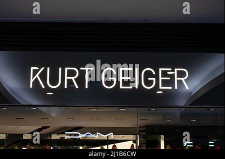 Belfast, Royaume-Uni - 21 février 2022 : le panneau pour le magasin TKurt Geiger à Belfast en Irlande du Nord. Banque D'Images