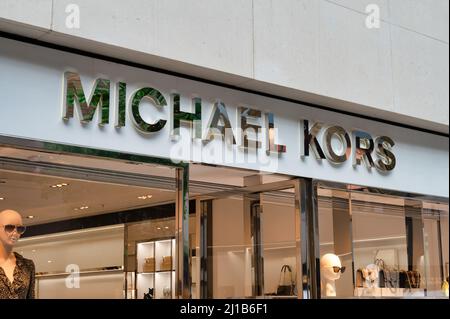 Belfast, Royaume-Uni - 21 février 2022 : le panneau pour le magasin Michael Kors à Belfast en Irlande du Nord. Banque D'Images