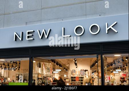 Belfast, Royaume-Uni - 21 février 2022 : le panneau pour le magasin de vêtements New look à Belfast en Irlande du Nord. Banque D'Images