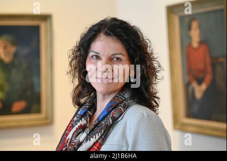 Worpswede, Allemagne. 24th mars 2022. Beate C. Arnold, directeur du musée Vogeler Barkenhoff, se tient à l'avant-première de l'exposition "Heinrich Vogeler. Le nouveau Man.' Heinrich Vogeler (1872-1942) est l'un des plus grands peintres et artistes graphiques de l'Art Nouveau. Credit: Karsten Klama/dpa/Alay Live News Banque D'Images