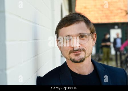 Worpswede, Allemagne. 24th mars 2022. L'acteur Florian Lukas est à l'avant-première de l'exposition "Heinrich Vogeler. Le nouveau Man.' Parallèlement à l'exposition, le film "Heinrich Vogeler - from the Life of a Dreamer" avec l'acteur Lukas sera sorti. Heinrich Vogeler (1872-1942) est l'un des plus grands peintres et artistes graphiques de l'Art Nouveau. Credit: Karsten Klama/dpa/Alay Live News Banque D'Images