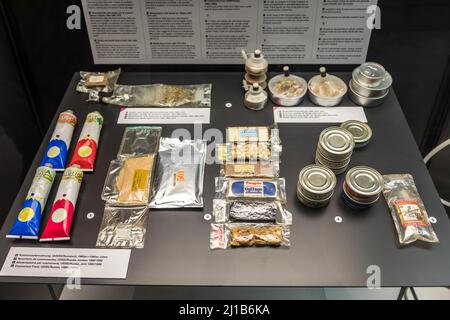 ASSORTIMENT D'ALIMENTS À LA DISPOSITION DES ASTRONAUTES À BORD DE LA STATION SPATIALE INTERNATIONALE, MUSÉE SUISSE DES TRANSPORTS, ESPACE EXTRA-ATMOSPHÉRIQUE, CONQUÊTE SPATIALE, VERKEHRSHAUS DES SCHWEIZ, LUCERNE, CANTON DE LUCERNE, SUISSE Banque D'Images