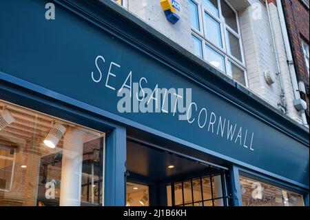 Belfast, Royaume-Uni - 21 février 2022 : le panneau pour le magasin Seasilt Cornwall à Belfast en Irlande du Nord. Banque D'Images