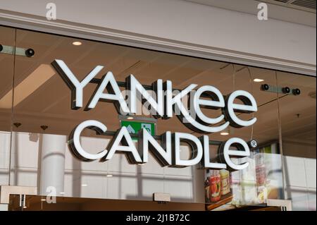 Belfast, Royaume-Uni - 21 février 2022 : le panneau pour Yankee Candle à Belfast en Irlande du Nord. Banque D'Images