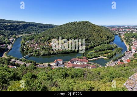 VUE DEPUIS LE SOMMET DES REMPARTS DE LA CITADELLE SUR LA VILLE DE BESANÇON ET LA COLLINE DE CHAUDANNE TRAVERSÉE PAR LE DOUBS, BESANÇON, (25) DOUBS, RÉGION BOURGOGNE-FRANCHE-COMTÉ, FRANCE Banque D'Images