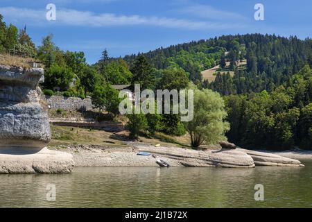 DANS LES MARCHES DE L'ORLOGEUR, RÉGION DE MORTEAU, PROMENADE EN BATEAU SUR LE DOUBS DE BESANÇON À LA FRONTIÈRE SUISSE, (25) DOUBS, RÉGION BOURGOGNE-FRANCHE-COMTE, FRANCE Banque D'Images