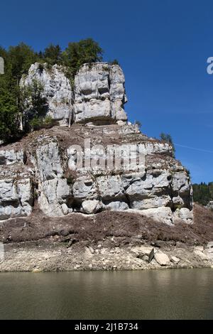 LA COLLINE DES TROIS FACES, DANS LES MARCHES DE L'ORLOGEUR, RÉGION DE MORTEAU, PROMENADE EN BATEAU SUR LE DOUBS DE BESANÇON À LA FRONTIÈRE SUISSE, (25) DOUBS, BOURGOGNE-FRANCHE-COMTÉ, FRANCE Banque D'Images