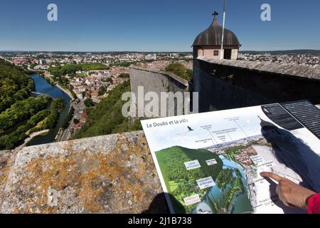 VUE DEPUIS LE SOMMET DES REMPARTS DE LA CITADELLE SUR LA VILLE DE BESANÇON ET LA COLLINE DE CHAUDANNE TRAVERSÉE PAR LE DOUBS, BESANÇON, (25) DOUBS, RÉGION BOURGOGNE-FRANCHE-COMTÉ, FRANCE Banque D'Images