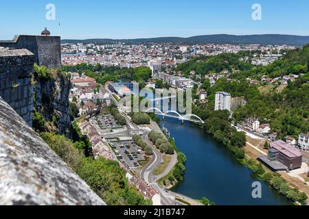 VUE DEPUIS LE SOMMET DES REMPARTS DE LA CITADELLE SUR LA VILLE DE BESANÇON, LE PONT CHARDONNET ET LE ROND-POINT NEUFCHATEL, PROMENADE EN PLEIN AIR, BESANÇON, (25) DOUBS, RÉGION BOURGOGNE-FRANCHE-COMTE, FRANCE Banque D'Images