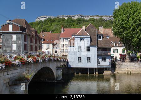 DANS LES MARCHES DE L'ORLOGEUR, ORNANS, VILLAGE DE CORBET, RÉGION DE MORTEAU, HAUT-DOUBS, PROMENADE EN BATEAU SUR LE DOUBS DE BESANÇON À LA FRONTIÈRE SUISSE, (25) DOUBS, BOURGOGNE-FRANCHE-COMTÉ, FRANCE Banque D'Images