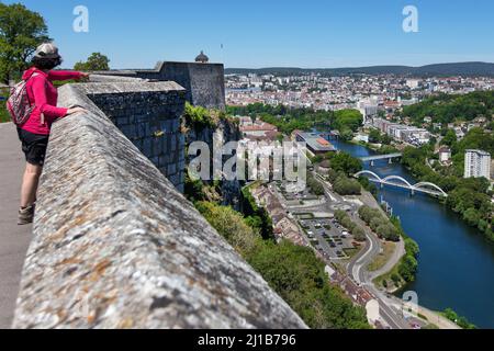 VUE DEPUIS LE SOMMET DES REMPARTS DE LA CITADELLE SUR LA VILLE DE BESANÇON, LE PONT CHARDONNET ET LE ROND-POINT NEUFCHATEL, BESANÇON, (25) DOUBS, RÉGION BOURGOGNE-FRANCHE-COMTÉ, FRANCE Banque D'Images