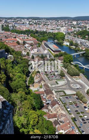 VUE DEPUIS LE SOMMET DES REMPARTS DE LA CITADELLE SUR LA VILLE DE BESANÇON, LE PONT CHARDONNET ET LE ROND-POINT NEUFCHATEL, PROMENADE EN PLEIN AIR, BESANÇON, (25) DOUBS, RÉGION BOURGOGNE-FRANCHE-COMTE, FRANCE Banque D'Images