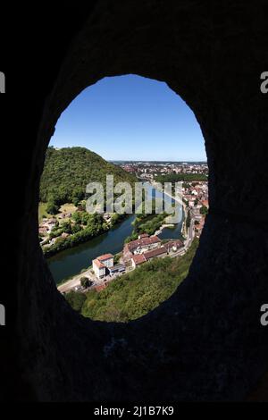 VUE DEPUIS LE SOMMET DES REMPARTS DE LA CITADELLE SUR LA VILLE DE BESANÇON ET LA COLLINE DE CHAUDANNE TRAVERSÉE PAR LE DOUBS, BESANÇON, (25) DOUBS, RÉGION BOURGOGNE-FRANCHE-COMTÉ, FRANCE Banque D'Images