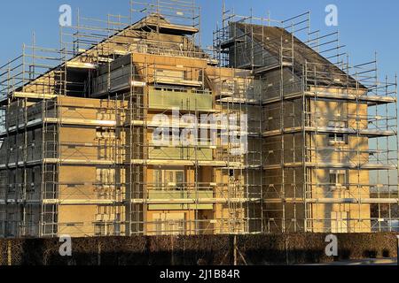 ÉCHAFAUDAGE POUR TRAVAUX DE RESTAURATION ET DE RÉNOVATION EXTÉRIEURS SUR UN IMMEUBLE D'HABITATION SUBVENTIONNÉ, RUGLES, EURE, FRANCE Banque D'Images