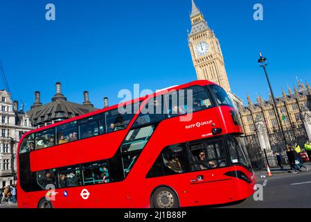 Récemment découvert a restauré la Tour Elizabeth, Big Ben, du Palais de Westminster, Londres, Royaume-Uni, avec un bus rouge de Londres passant. Bus du groupe RATP Banque D'Images