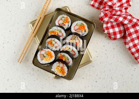 Kimbap - rouleau de riz aux algues coréennes rempli d'une variété de farces délicieuses, œufs, carottes, jambon, thon, crevettes, fromage, sauce gochujang et rads marinés Banque D'Images