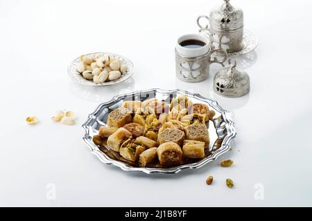 Mélangez le plat de Baklava ou le Baklawa est des sucreries traditionnelles arabes et turques avec du Pistachio. Mise au point sélectionnée Banque D'Images