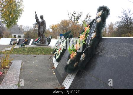 Cherkasy/Ukraine - : Cimetière militaire de la guerre mondiale 2 dans un petit village, centre de l'Ukraine Banque D'Images