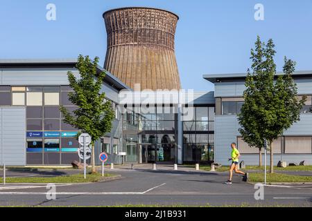 PARC DE PETITE ENTREPRISE NORMANDIAL SUR LE SITE DE L'ANCIENNE SOCIÉTÉ MÉTALLURGIQUE DE NORMANDIE (SMN) OÙ SE TROUVE ENCORE UNE TOUR DE REFROIDISSEMENT, CAEN, COLOMBELLES, CALVADOS, NORMANDIE, FRANCE Banque D'Images