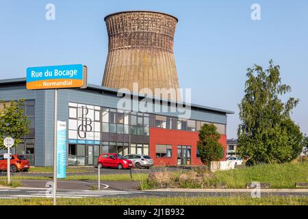 PARC DE PETITE ENTREPRISE NORMANDIAL SUR LE SITE DE L'ANCIENNE SOCIÉTÉ MÉTALLURGIQUE DE NORMANDIE (SMN) OÙ SE TROUVE ENCORE UNE TOUR DE REFROIDISSEMENT, CAEN, COLOMBELLES, CALVADOS, NORMANDIE, FRANCE Banque D'Images