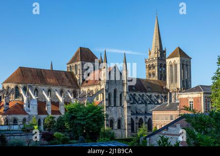 CATHÉDRALE SAINT-PIERRE DE LISIEUX VUE DU JARDIN DE L'ÉVÊQUE, LISIEUX, CALVADOS, NORMANDIE, FRANCE Banque D'Images