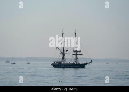 Le TS Royalist, le fleuron des cadets de la mer, traverse le Solent pour rejoindre le port de Portsmouth. Date de la photo: Jeudi 24 mars 2022. Banque D'Images