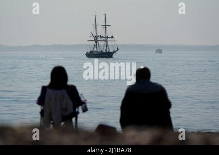 Le TS Royalist, le fleuron des cadets de la mer, traverse le Solent pour rejoindre le port de Portsmouth. Date de la photo: Jeudi 24 mars 2022. Banque D'Images