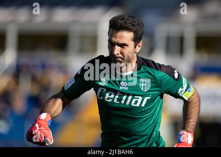 Parme, Italie. 26th févr. 2022. Gianluigi Buffon de Parme Calcio gestes pendant le match série B entre Parme Calcio et SPAL à Ennio Tardini Stadi Banque D'Images