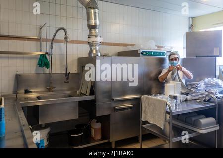 VAISSELLE, ENTRETIEN ET PERSONNEL DE CAFÉTÉRIA, CUISINE À L'ÉCOLE SECONDAIRE DE RUGLES, EURE, NORMANDIE, FRANCE Banque D'Images