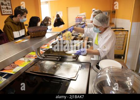 CUISINER EN LIBRE-SERVICE, REPAS POUR LES ÉCOLIERS, ÉCOLE SECONDAIRE DE RUGLES, EURE, NORMANDIE, FRANCE Banque D'Images