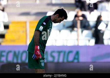 Parme, Italie. 26th févr. 2022. Gianluigi Buffon de Parme Calcio regarde pendant le match série B entre Parme Calcio et SPAL à Ennio Tardini Stadi Banque D'Images