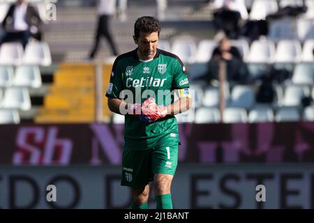 Parme, Italie. 26th févr. 2022. Gianluigi Buffon de Parme Calcio regarde pendant le match série B entre Parme Calcio et SPAL à Ennio Tardini Stadi Banque D'Images