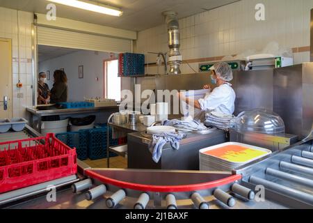 LAVE-VAISSELLE, PERSONNEL D'ENTRETIEN ET DE CAFÉTÉRIA, ÉCOLE SECONDAIRE DE RUGLES, EURE, NORMANDIE, FRANCECUISINES, Banque D'Images