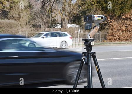 Marathon éclair de 24 heures dans plusieurs États fédéraux, comme ici à Haar, près de Munich en Bavière, le marathon éclair de toute l'Europe a également commencé en Bavière - environ 1 800 policiers vérifient à 2 100 points de mesure possibles - comme ici à Haar, près de Munich, sur la Wasserburger Landstrasse le 24th mars 2022. Mesure de vitesse avec un pistolet radar. Banque D'Images