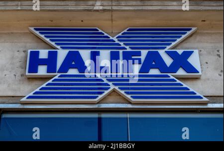 Kingston-upon-Thames, Kingston London, Royaume-Uni, mars 23 2022, Halifax Building Society Shop logo Front Up with No People Banque D'Images