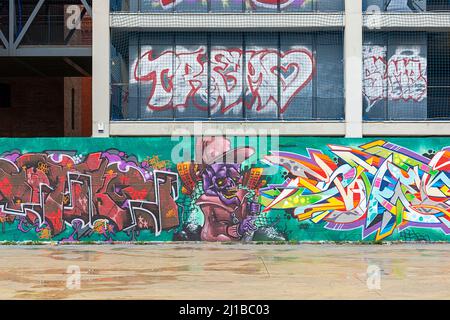 TROIS CHEMINÉES SKATE PARK BARCELONE ESPAGNE ART DE RUE CRÉATIF UN GROUPE D'IMAGES SUR LES MURS ET LES PARURES Banque D'Images