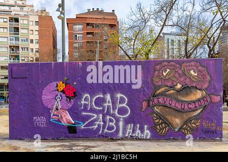 TROIS CHEMINÉES SKATE PARK BARCELONE ESPAGNE ART DE RUE CRÉATIF ET UN MUR COLORÉ REVOLUCION Banque D'Images