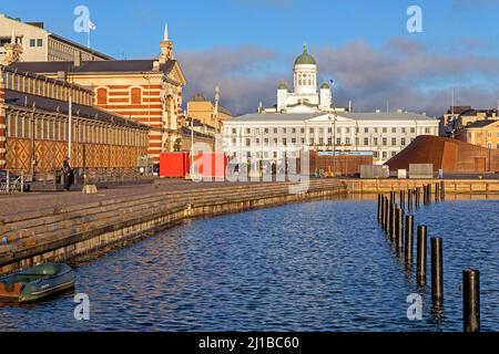 L'HISTORIQUE VANHA KAUPPAHALLI DATANT DU 19TH SIÈCLE COUVRAIT LE MARCHÉ SUR LE PORT AVEC LA FAÇADE DE L'HÔTEL DE VILLE ET LE DÔME VERT DE LA TOUR BELL DE LA CATHÉDRALE LUTHÉRIENNE D'HELSINKI, FINLANDE, EUROPE Banque D'Images