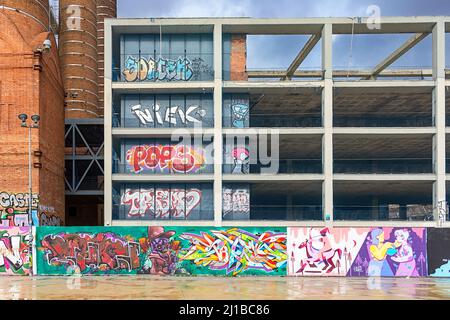 TROIS CHEMINÉES SKATE PARK BARCELONE ESPAGNE ART DE RUE CRÉATIF ET BÂTIMENT INUTILISÉ ET UN MUR COLORÉ Banque D'Images