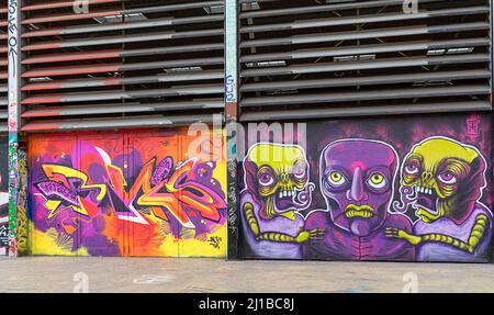 TROIS CHEMINÉES SKATE PARK BARCELONE ESPAGNE CREATIVE STREET ART PHOTOS COLORÉES Banque D'Images