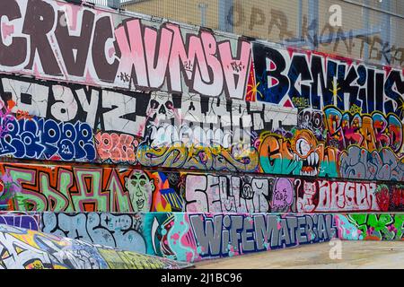 TROIS CHEMINÉES SKATE PARK BARCELONE ESPAGNE ART DE RUE CRÉATIF COUVRANT UN GRAND MUR Banque D'Images