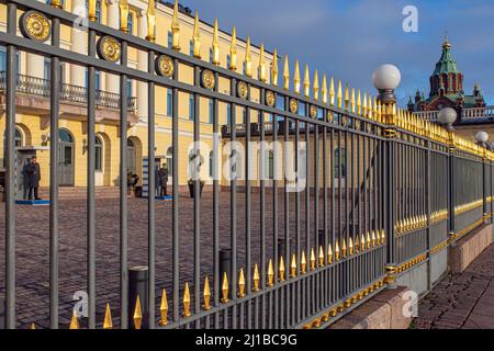 CLÔTURE ET GARDES RÉPUBLICAINS DEVANT LA FAÇADE DU PALAIS PRÉSIDENTIEL, HELSINKI, FINLANDE, EUROPE Banque D'Images