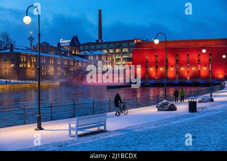 LA PROMENADE DES ÉCLUSES D'AMOUR, TAMMERKOSKI TOMBE AVEC SA CENTRALE HYDROÉLECTRIQUE, ÉCLAIRAGE NOCTURNE, TAMPERE, FINLANDE, EUROPE Banque D'Images