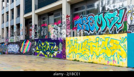 TROIS CHEMINÉES SKATE PARK BARCELONE ESPAGNE ART DE RUE CRÉATIF VU SUR LE MUR DU BÂTIMENT Banque D'Images