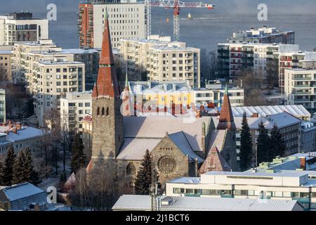 CATHÉDRALE DE TAMPERE EN GRANIT AVEC SES TROIS TOURS BELL DE TUILES ROUGES EN HIVER, VUE DEPUIS LE BAR PANORAMIQUE MORO, TAMPERE, FINLANDE, EUROPE Banque D'Images