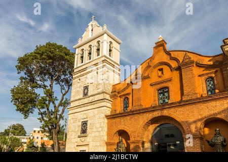 EGLISE DE SAINTE BARBARA, IGLESIA DE SANTA BARBARA, DANS LE QUARTIER COLONIAL CLASSÉ AU PATRIMOINE MONDIAL DE L'UNESCO, SAINT-DOMINGUE, RÉPUBLIQUE DOMINICAINE Banque D'Images