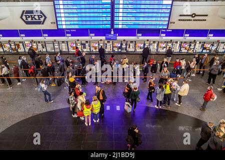 Warschau, Pologne. 24th mars 2022. Les gens attendent dans de longues files d'attente pour acheter des billets ou obtenir des informations. Des milliers de réfugiés d'Ukraine continuent d'arriver chaque jour à la gare principale de Varsovie. Credit: Christoph Reichwein/dpa/Alay Live News Banque D'Images