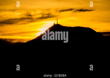 LEVER DE SOLEIL SUR LE PUY DE DÔME, PONTGIBAUD, (63) PUY DE DÔME, AUVERGNE Banque D'Images