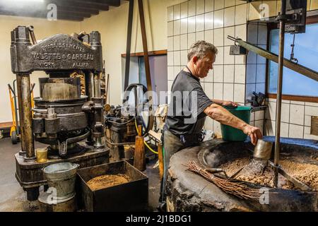 LE MOULIN À HUILE TRADITIONNEL DE BLOT LÕEGLISE, MÉTHODES DE PRODUCTION INCHANGÉES DEPUIS 1857, BLOT L'EGLISE, COMBRAILLES, (63) PUY DE DOME, AUVERGNE Banque D'Images