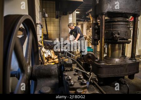 LE MOULIN À HUILE TRADITIONNEL DE BLOT LÕEGLISE, MÉTHODES DE PRODUCTION INCHANGÉES DEPUIS 1857, BLOT L'EGLISE, COMBRAILLES, (63) PUY DE DOME, AUVERGNE Banque D'Images